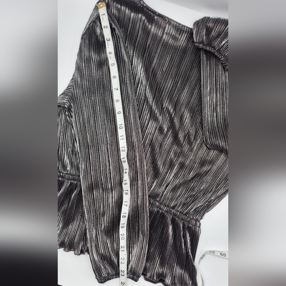 On Running Shiny Gray Blouse - Picture 5 of 5